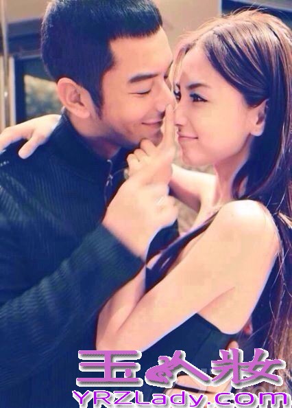 Angelababy昨日25岁生日，男友黄晓明化身“都敏俊”连人带车施展“瞬间转移”绝招，为“星星迷”的女友送上价值超过230万元超跑作生日惊喜，令一尝“千颂伊”滋味的Baby开心到不知所措！两人更首次十指紧扣公开大方任拍照，昨晚双双即飞成都继续甜蜜。3月1日，两人的写真曝光，Baby撒娇，晓明宠溺、亲吻、环抱，恩爱十足。