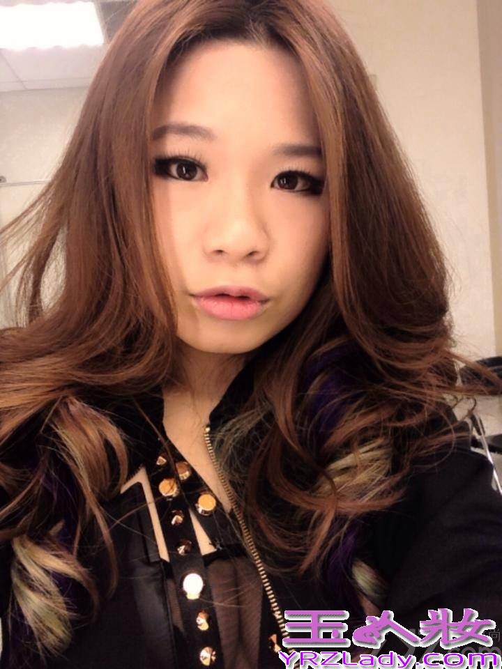 热播韩剧《来自星星的你》把豪门媳妇全智贤又一次推到了大众面前。粉红坦克符琼音入戏太深，日前出席台北车展活动还扮起了巨星“千颂伊”，一身辣装出现展现大气架式，薄薄的刘海长卷发发型，给人慵懒的“千颂伊性感”风格。这样还不够，连代言活动都还在社群网站上发表“千颂伊萌样”，拿起咖啡扮可爱。粉丝们也热烈回应留言: “你的都敏骏教授? ”一搭一唱令人芄尔。 