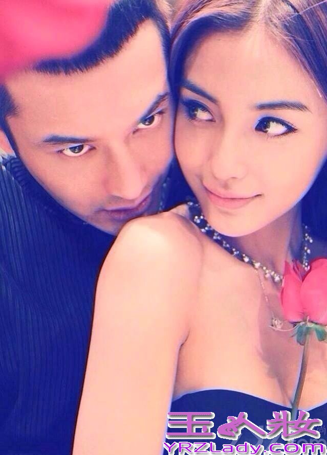 Angelababy昨日25岁生日，男友黄晓明化身“都敏俊”连人带车施展“瞬间转移”绝招，为“星星迷”的女友送上价值超过230万元超跑作生日惊喜，令一尝“千颂伊”滋味的Baby开心到不知所措！两人更首次十指紧扣公开大方任拍照，昨晚双双即飞成都继续甜蜜。3月1日，两人的写真曝光，Baby撒娇，晓明宠溺、亲吻、环抱，恩爱十足。