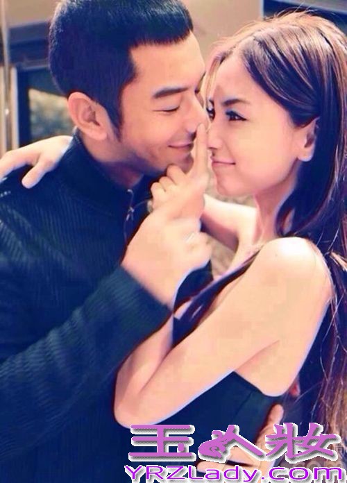 2月28日下午，即Angelababy的生日，黄晓明偷偷准备一辆跑车，手捧一束鲜花现身Angelababy工作现场，惹得依人当场感动飙泪。两人公开恋情后第一天就晒出了恩爱写真，只见Angelababy依偎在黄晓明的身边，郎才女貌叫人艳羡不已。