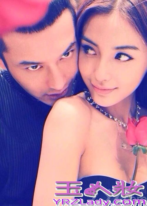 2月28日下午，即Angelababy的生日，黄晓明偷偷准备一辆跑车，手捧一束鲜花现身Angelababy工作现场，惹得依人当场感动飙泪。两人公开恋情后第一天就晒出了恩爱写真，只见Angelababy依偎在黄晓明的身边，郎才女貌叫人艳羡不已。