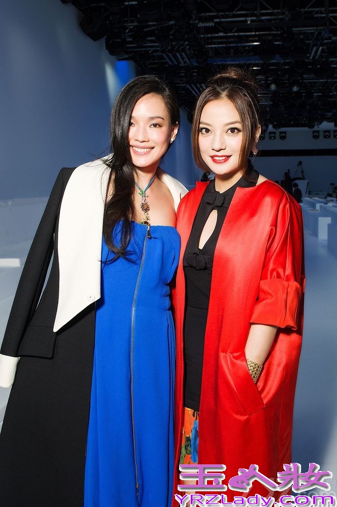 近日，赵薇受某品牌邀请来到巴黎看秀，以一袭红色轮廓风衣，胸前中空小秀性感，艳丽四射，巧遇同场看秀的闺蜜舒淇，两人的同时出现引发媒体争相追逐。时隔8年2014年再度来到巴黎观秀，她用这身优雅的装束再次给这座时尚之都留下了深刻的印象。