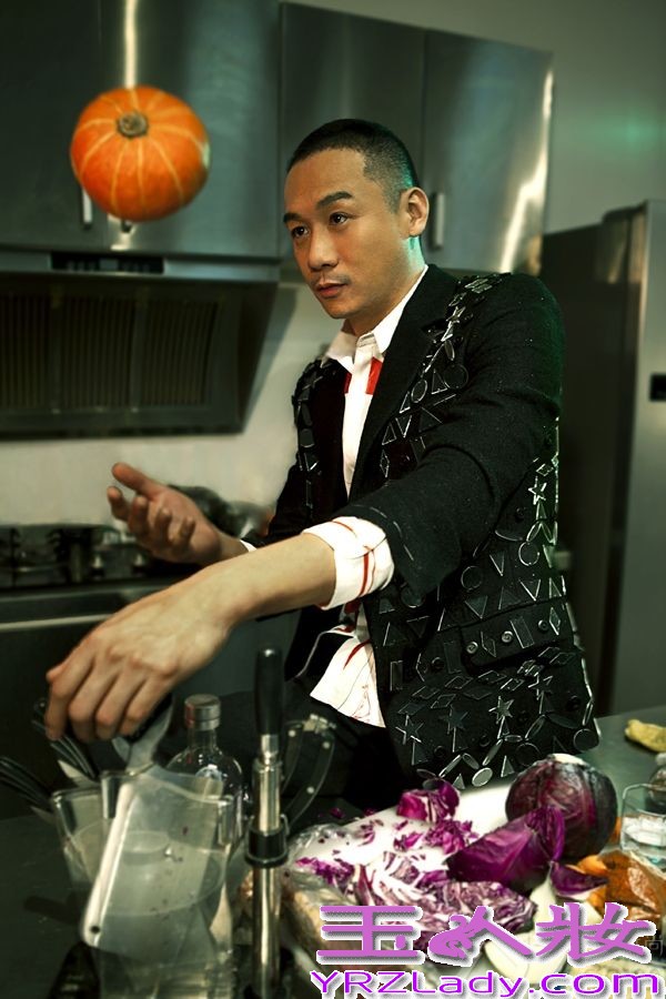 随着电影《澳门风云》的热映，片中的“大长腿”高虎成为各大时尚杂志的香饽饽。高虎也于近期为国内某知名杂志拍摄了一组时尚写真，镜头中的高虎沉稳又不失时尚度，轻松秀出大长腿。