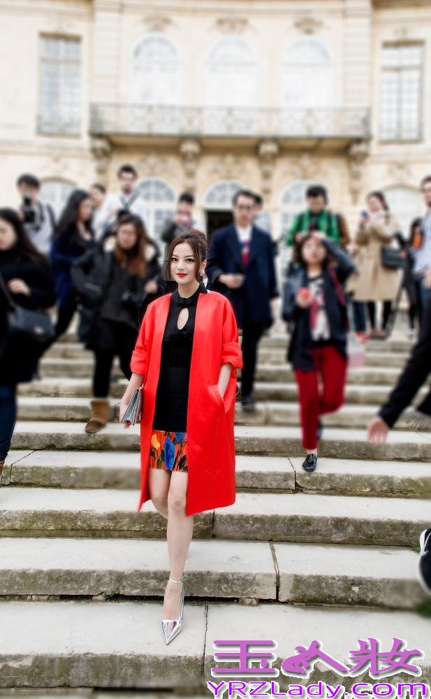 近日，赵薇受某品牌邀请来到巴黎看秀，以一袭红色轮廓风衣，胸前中空小秀性感，艳丽四射，巧遇同场看秀的闺蜜舒淇，两人的同时出现引发媒体争相追逐。时隔8年2014年再度来到巴黎观秀，她用这身优雅的装束再次给这座时尚之都留下了深刻的印象。