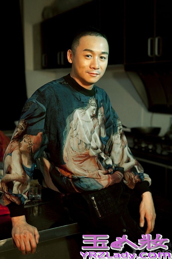 随着电影《澳门风云》的热映，片中的“大长腿”高虎成为各大时尚杂志的香饽饽。高虎也于近期为国内某知名杂志拍摄了一组时尚写真，镜头中的高虎沉稳又不失时尚度，轻松秀出大长腿。