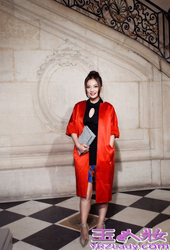 近日，赵薇受某品牌邀请来到巴黎看秀，以一袭红色轮廓风衣，胸前中空小秀性感，艳丽四射，巧遇同场看秀的闺蜜舒淇，两人的同时出现引发媒体争相追逐。时隔8年2014年再度来到巴黎观秀，她用这身优雅的装束再次给这座时尚之都留下了深刻的印象。