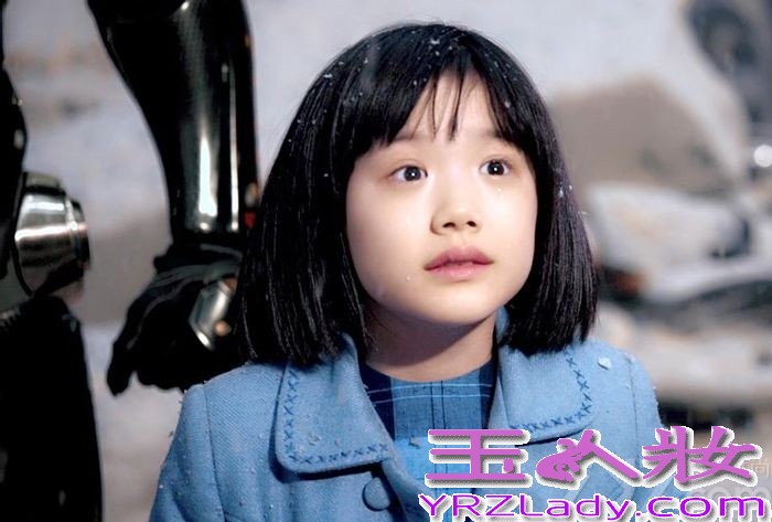 芦田爱菜是日本极具人气的童星，因主演电视剧《Mother》而走红，其出色的演技也让人叹为观止，后出演好莱坞大片《环太平洋》而走红世界，现有新作品《明天妈妈不在》，剧中暗黑题材引起了广泛关注。剧中芦田爱菜或萌或霸气的形象，也让许多人所热棒哦！