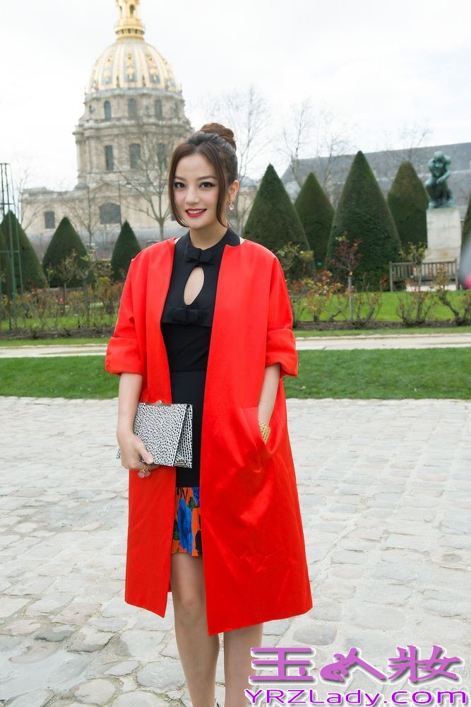 近日，赵薇受某品牌邀请来到巴黎看秀，以一袭红色轮廓风衣，胸前中空小秀性感，艳丽四射，巧遇同场看秀的闺蜜舒淇，两人的同时出现引发媒体争相追逐。时隔8年2014年再度来到巴黎观秀，她用这身优雅的装束再次给这座时尚之都留下了深刻的印象。