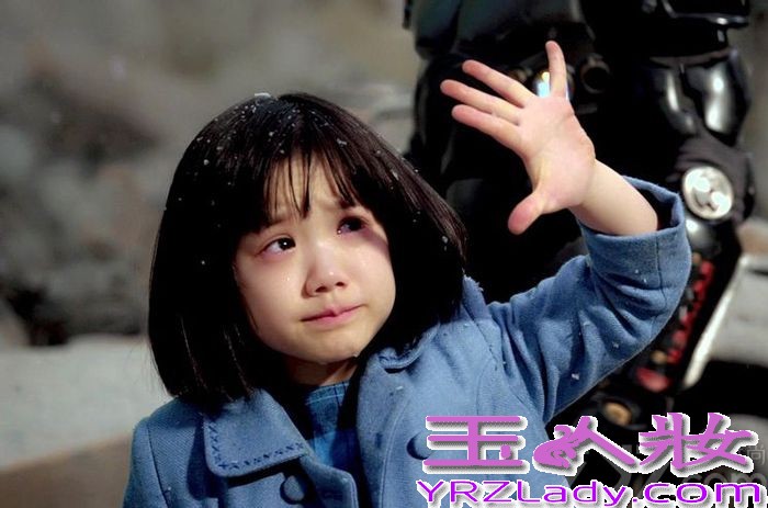 芦田爱菜是日本极具人气的童星，因主演电视剧《Mother》而走红，其出色的演技也让人叹为观止，后出演好莱坞大片《环太平洋》而走红世界，现有新作品《明天妈妈不在》，剧中暗黑题材引起了广泛关注。剧中芦田爱菜或萌或霸气的形象，也让许多人所热棒哦！