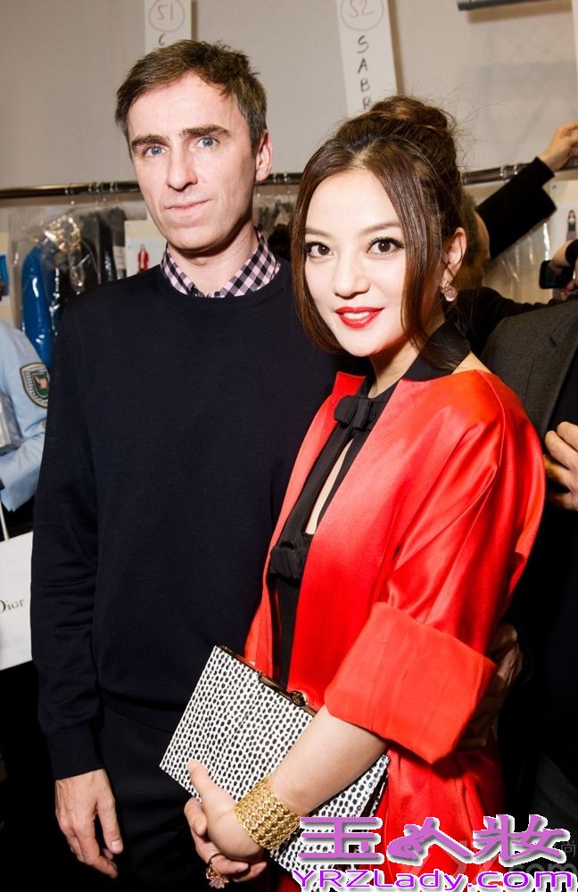 近日，赵薇受某品牌邀请来到巴黎看秀，以一袭红色轮廓风衣，胸前中空小秀性感，艳丽四射，巧遇同场看秀的闺蜜舒淇，两人的同时出现引发媒体争相追逐。时隔8年2014年再度来到巴黎观秀，她用这身优雅的装束再次给这座时尚之都留下了深刻的印象。