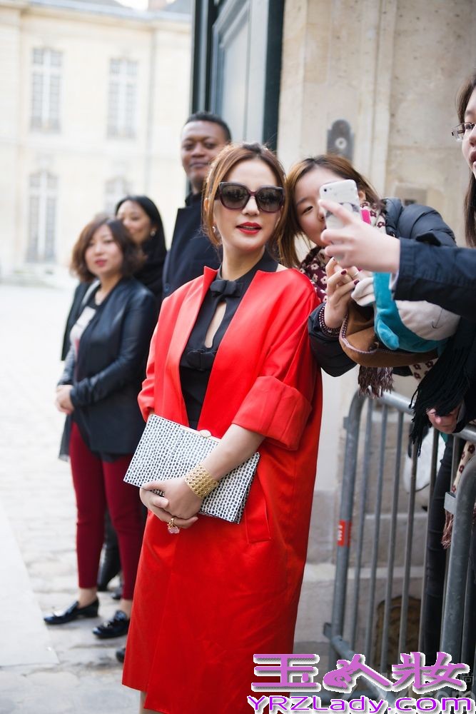 近日，赵薇受某品牌邀请来到巴黎看秀，以一袭红色轮廓风衣，胸前中空小秀性感，艳丽四射，巧遇同场看秀的闺蜜舒淇，两人的同时出现引发媒体争相追逐。时隔8年2014年再度来到巴黎观秀，她用这身优雅的装束再次给这座时尚之都留下了深刻的印象。