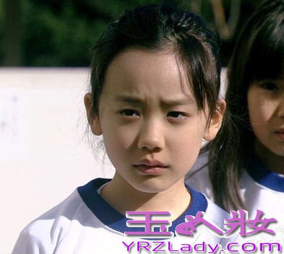 芦田爱菜是日本极具人气的童星，因主演电视剧《Mother》而走红，其出色的演技也让人叹为观止，后出演好莱坞大片《环太平洋》而走红世界，现有新作品《明天妈妈不在》，剧中暗黑题材引起了广泛关注。剧中芦田爱菜或萌或霸气的形象，也让许多人所热棒哦！