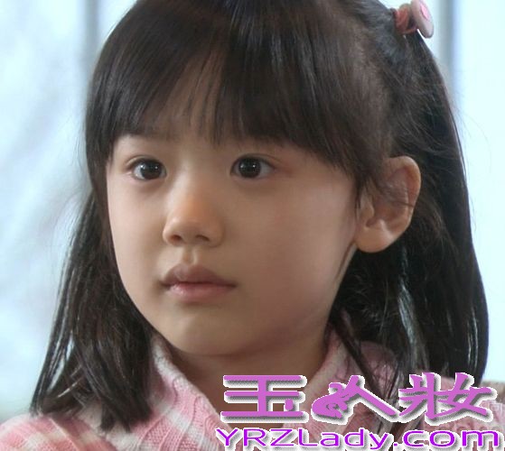 芦田爱菜是日本极具人气的童星，因主演电视剧《Mother》而走红，其出色的演技也让人叹为观止，后出演好莱坞大片《环太平洋》而走红世界，现有新作品《明天妈妈不在》，剧中暗黑题材引起了广泛关注。剧中芦田爱菜或萌或霸气的形象，也让许多人所热棒哦！