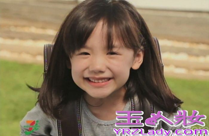 芦田爱菜是日本极具人气的童星，因主演电视剧《Mother》而走红，其出色的演技也让人叹为观止，后出演好莱坞大片《环太平洋》而走红世界，现有新作品《明天妈妈不在》，剧中暗黑题材引起了广泛关注。剧中芦田爱菜或萌或霸气的形象，也让许多人所热棒哦！