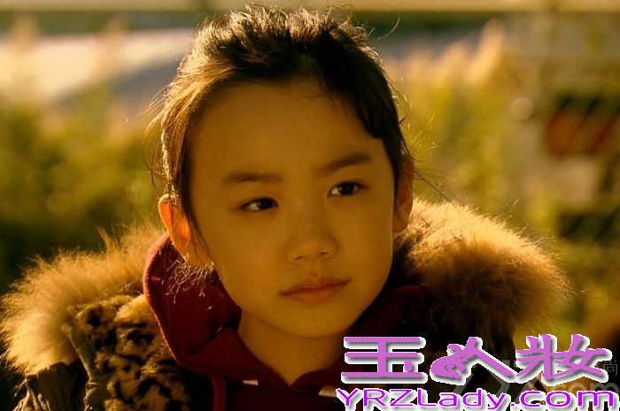 芦田爱菜是日本极具人气的童星，因主演电视剧《Mother》而走红，其出色的演技也让人叹为观止，后出演好莱坞大片《环太平洋》而走红世界，现有新作品《明天妈妈不在》，剧中暗黑题材引起了广泛关注。剧中芦田爱菜或萌或霸气的形象，也让许多人所热棒哦！