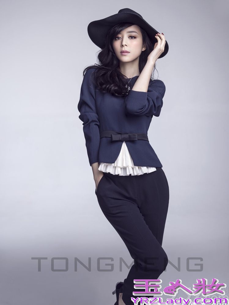 近日，张静初携手某时尚杂志拍摄封面写真，大片里张静初化身充满魅力的摩登女郎，一颦一笑间优雅尽显，举手投足，都市女性的成熟和自信跃然纸间。据悉，由张静初首任制片人并领衔主演的都市治愈爱情大片《脱轨时代》将于3月7日登录全国院线，正式与观众见面。