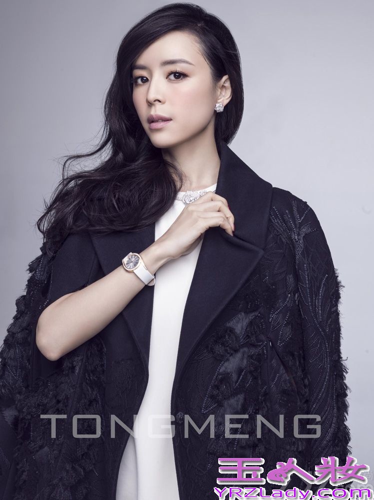 近日，张静初携手某时尚杂志拍摄封面写真，大片里张静初化身充满魅力的摩登女郎，一颦一笑间优雅尽显，举手投足，都市女性的成熟和自信跃然纸间。据悉，由张静初首任制片人并领衔主演的都市治愈爱情大片《脱轨时代》将于3月7日登录全国院线，正式与观众见面。