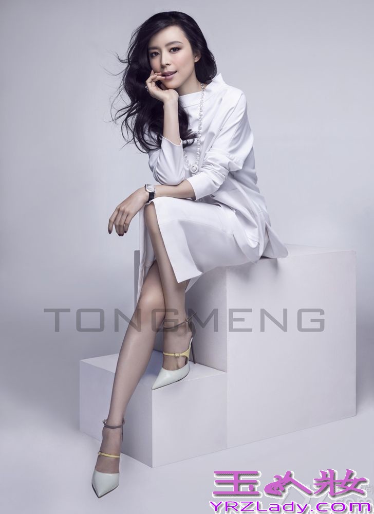 近日，张静初携手某时尚杂志拍摄封面写真，大片里张静初化身充满魅力的摩登女郎，一颦一笑间优雅尽显，举手投足，都市女性的成熟和自信跃然纸间。据悉，由张静初首任制片人并领衔主演的都市治愈爱情大片《脱轨时代》将于3月7日登录全国院线，正式与观众见面。