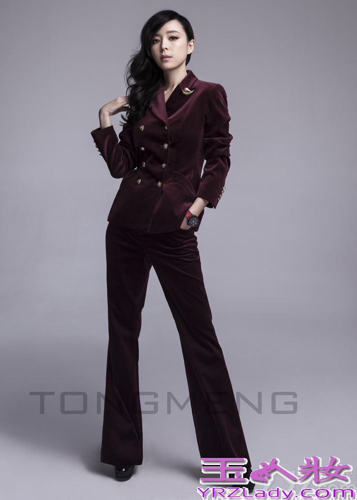 近日，张静初携手某时尚杂志拍摄封面写真，大片里张静初化身充满魅力的摩登女郎，一颦一笑间优雅尽显，举手投足，都市女性的成熟和自信跃然纸间。据悉，由张静初首任制片人并领衔主演的都市治愈爱情大片《脱轨时代》将于3月7日登录全国院线，正式与观众见面。