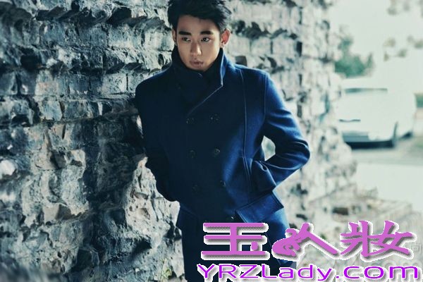 由全智贤金秀贤等主演的韩剧《来自星星的你》火遍亚洲，引众一线大牌明星加入追剧大军，金秀贤饰演的都敏俊来自外太空，利用冻结时间、瞬间移动等超能力数次挽救女主角千颂伊(全智贤饰)于危难中。在剧中以完美的表情与姿态俘获无数女性粉丝的芳心，一跃成为新一代耀眼的亚洲男神，下面为大家带来这位超级男神的一些精美写真，与你分享男神每个迷人的瞬间！