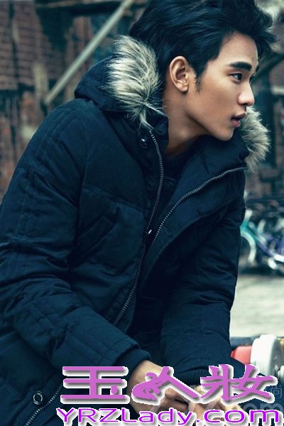 由全智贤金秀贤等主演的韩剧《来自星星的你》火遍亚洲，引众一线大牌明星加入追剧大军，金秀贤饰演的都敏俊来自外太空，利用冻结时间、瞬间移动等超能力数次挽救女主角千颂伊(全智贤饰)于危难中。在剧中以完美的表情与姿态俘获无数女性粉丝的芳心，一跃成为新一代耀眼的亚洲男神，下面为大家带来这位超级男神的一些精美写真，与你分享男神每个迷人的瞬间！