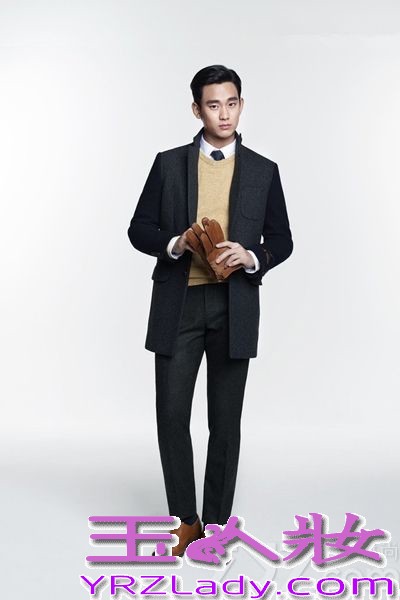 由全智贤金秀贤等主演的韩剧《来自星星的你》火遍亚洲，引众一线大牌明星加入追剧大军，金秀贤饰演的都敏俊来自外太空，利用冻结时间、瞬间移动等超能力数次挽救女主角千颂伊(全智贤饰)于危难中。在剧中以完美的表情与姿态俘获无数女性粉丝的芳心，一跃成为新一代耀眼的亚洲男神，下面为大家带来这位超级男神的一些精美写真，与你分享男神每个迷人的瞬间！