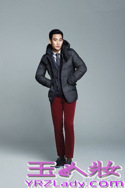 由全智贤金秀贤等主演的韩剧《来自星星的你》火遍亚洲，引众一线大牌明星加入追剧大军，金秀贤饰演的都敏俊来自外太空，利用冻结时间、瞬间移动等超能力数次挽救女主角千颂伊(全智贤饰)于危难中。在剧中以完美的表情与姿态俘获无数女性粉丝的芳心，一跃成为新一代耀眼的亚洲男神，下面为大家带来这位超级男神的一些精美写真，与你分享男神每个迷人的瞬间！