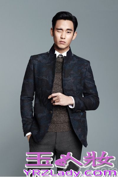 由全智贤金秀贤等主演的韩剧《来自星星的你》火遍亚洲，引众一线大牌明星加入追剧大军，金秀贤饰演的都敏俊来自外太空，利用冻结时间、瞬间移动等超能力数次挽救女主角千颂伊(全智贤饰)于危难中。在剧中以完美的表情与姿态俘获无数女性粉丝的芳心，一跃成为新一代耀眼的亚洲男神，下面为大家带来这位超级男神的一些精美写真，与你分享男神每个迷人的瞬间！