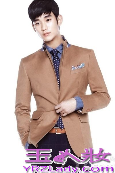 由全智贤金秀贤等主演的韩剧《来自星星的你》火遍亚洲，引众一线大牌明星加入追剧大军，金秀贤饰演的都敏俊来自外太空，利用冻结时间、瞬间移动等超能力数次挽救女主角千颂伊(全智贤饰)于危难中。在剧中以完美的表情与姿态俘获无数女性粉丝的芳心，一跃成为新一代耀眼的亚洲男神，下面为大家带来这位超级男神的一些精美写真，与你分享男神每个迷人的瞬间！