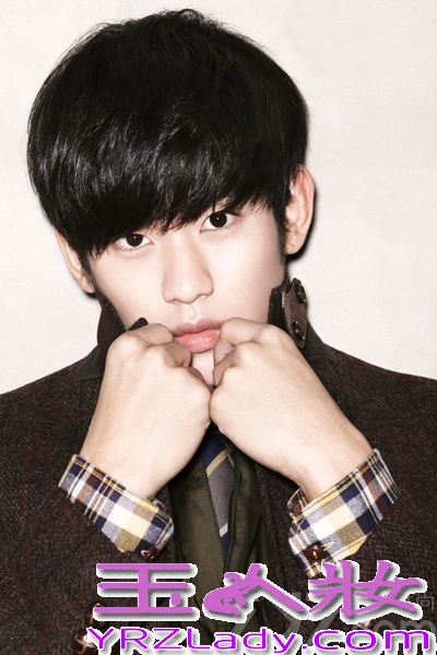 由全智贤金秀贤等主演的韩剧《来自星星的你》火遍亚洲，引众一线大牌明星加入追剧大军，金秀贤饰演的都敏俊来自外太空，利用冻结时间、瞬间移动等超能力数次挽救女主角千颂伊(全智贤饰)于危难中。在剧中以完美的表情与姿态俘获无数女性粉丝的芳心，一跃成为新一代耀眼的亚洲男神，下面为大家带来这位超级男神的一些精美写真，与你分享男神每个迷人的瞬间！