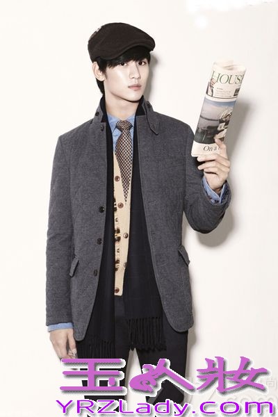 由全智贤金秀贤等主演的韩剧《来自星星的你》火遍亚洲，引众一线大牌明星加入追剧大军，金秀贤饰演的都敏俊来自外太空，利用冻结时间、瞬间移动等超能力数次挽救女主角千颂伊(全智贤饰)于危难中。在剧中以完美的表情与姿态俘获无数女性粉丝的芳心，一跃成为新一代耀眼的亚洲男神，下面为大家带来这位超级男神的一些精美写真，与你分享男神每个迷人的瞬间！