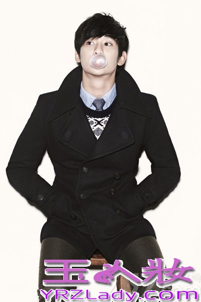 由全智贤金秀贤等主演的韩剧《来自星星的你》火遍亚洲，引众一线大牌明星加入追剧大军，金秀贤饰演的都敏俊来自外太空，利用冻结时间、瞬间移动等超能力数次挽救女主角千颂伊(全智贤饰)于危难中。在剧中以完美的表情与姿态俘获无数女性粉丝的芳心，一跃成为新一代耀眼的亚洲男神，下面为大家带来这位超级男神的一些精美写真，与你分享男神每个迷人的瞬间！