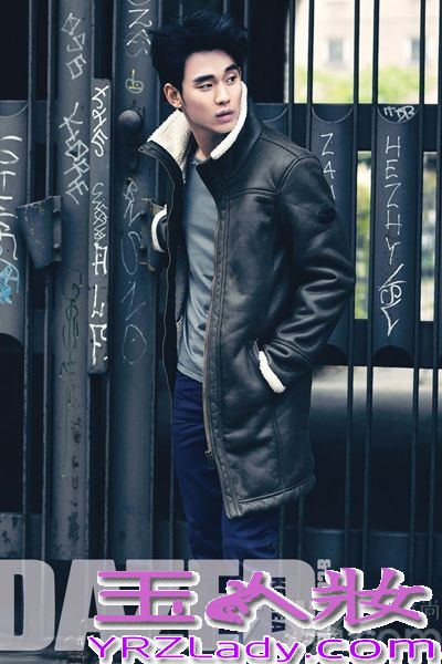 由全智贤金秀贤等主演的韩剧《来自星星的你》火遍亚洲，引众一线大牌明星加入追剧大军，金秀贤饰演的都敏俊来自外太空，利用冻结时间、瞬间移动等超能力数次挽救女主角千颂伊(全智贤饰)于危难中。在剧中以完美的表情与姿态俘获无数女性粉丝的芳心，一跃成为新一代耀眼的亚洲男神，下面为大家带来这位超级男神的一些精美写真，与你分享男神每个迷人的瞬间！