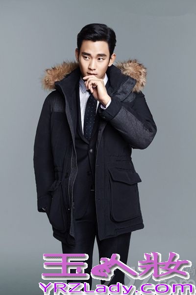 由全智贤金秀贤等主演的韩剧《来自星星的你》火遍亚洲，引众一线大牌明星加入追剧大军，金秀贤饰演的都敏俊来自外太空，利用冻结时间、瞬间移动等超能力数次挽救女主角千颂伊(全智贤饰)于危难中。在剧中以完美的表情与姿态俘获无数女性粉丝的芳心，一跃成为新一代耀眼的亚洲男神，下面为大家带来这位超级男神的一些精美写真，与你分享男神每个迷人的瞬间！