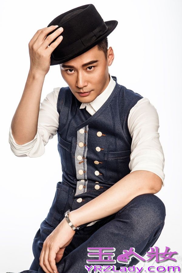 随着《枪花》等剧的热播，演员程皓枫逐渐以优雅的举止和帅气的外形成为了各路粉丝竞相追捧的对象。而就在程皓枫新剧《老妈的三国时代》热播期间，程皓枫更曝光了一组优雅“萌叔照”，引发不少粉丝尖叫。