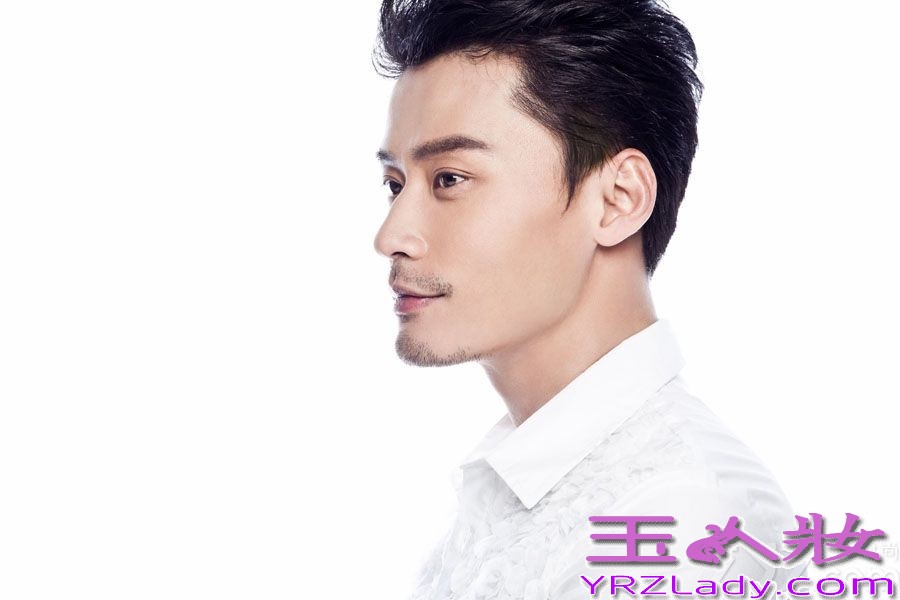 随着《枪花》等剧的热播，演员程皓枫逐渐以优雅的举止和帅气的外形成为了各路粉丝竞相追捧的对象。而就在程皓枫新剧《老妈的三国时代》热播期间，程皓枫更曝光了一组优雅“萌叔照”，引发不少粉丝尖叫。