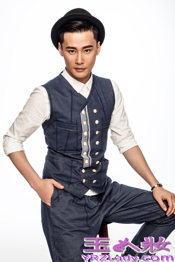 随着《枪花》等剧的热播，演员程皓枫逐渐以优雅的举止和帅气的外形成为了各路粉丝竞相追捧的对象。而就在程皓枫新剧《老妈的三国时代》热播期间，程皓枫更曝光了一组优雅“萌叔照”，引发不少粉丝尖叫。