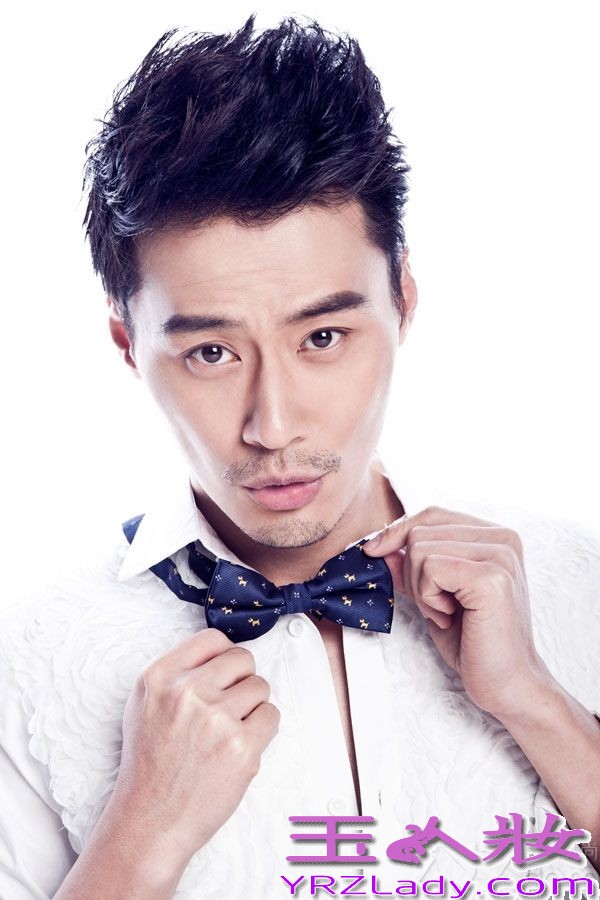 随着《枪花》等剧的热播，演员程皓枫逐渐以优雅的举止和帅气的外形成为了各路粉丝竞相追捧的对象。而就在程皓枫新剧《老妈的三国时代》热播期间，程皓枫更曝光了一组优雅“萌叔照”，引发不少粉丝尖叫。