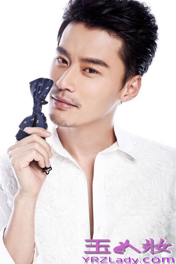 随着《枪花》等剧的热播，演员程皓枫逐渐以优雅的举止和帅气的外形成为了各路粉丝竞相追捧的对象。而就在程皓枫新剧《老妈的三国时代》热播期间，程皓枫更曝光了一组优雅“萌叔照”，引发不少粉丝尖叫。