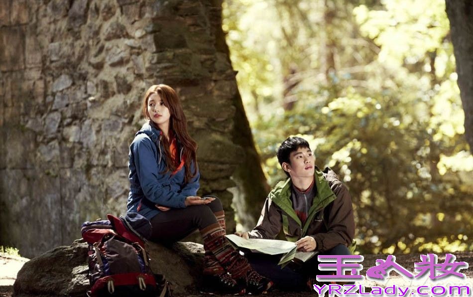 金秀贤和裴秀智是韩国当红明星，《来自星星的你》播出，让金秀贤的人气高涨，下面带来金秀贤裴秀智写真图片，甜蜜打败真情侣。