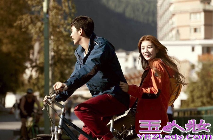 金秀贤和裴秀智是韩国当红明星，《来自星星的你》播出，让金秀贤的人气高涨，下面带来金秀贤裴秀智写真图片，甜蜜打败真情侣。