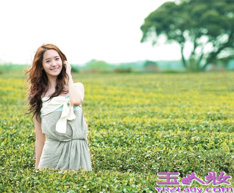 少女时代云允儿是组合里的老幺，一直以清新可爱的形象出现，这套写真展现出初春少女的魅力，亲近大自然，阳光、花草、美女十分应景。