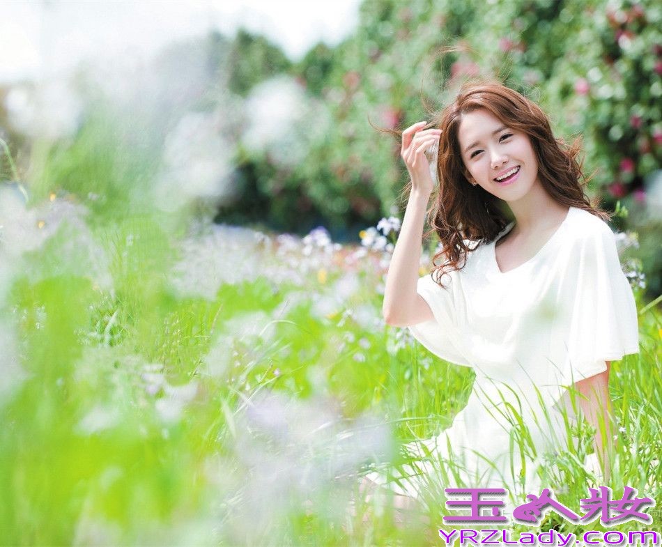 少女时代云允儿是组合里的老幺，一直以清新可爱的形象出现，这套写真展现出初春少女的魅力，亲近大自然，阳光、花草、美女十分应景。