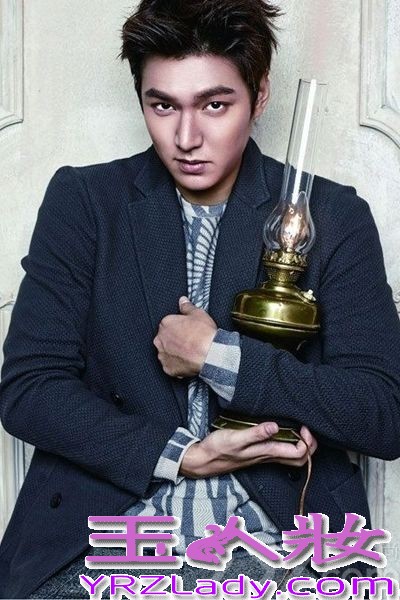 李敏镐因2009年拍摄韩版花样男子而迅速走红，成为红遍亚洲的新男身，随着前不久结束主演剧《继承者们》的拍摄之后，现在正准备韩国知名导演柳河的电影《江南布鲁斯》，这无疑不说明这位长腿男神的人气，今天为大家选出了一些让你看了又看还想看的男神李敏镐的时尚写真，让我们赶紧一睹为快吧！