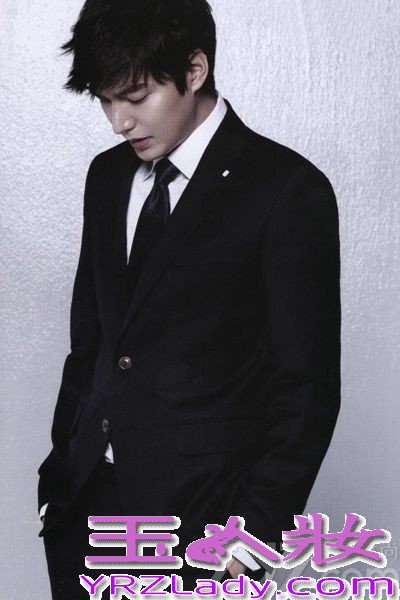 李敏镐因2009年拍摄韩版花样男子而迅速走红，成为红遍亚洲的新男身，随着前不久结束主演剧《继承者们》的拍摄之后，现在正准备韩国知名导演柳河的电影《江南布鲁斯》，这无疑不说明这位长腿男神的人气，今天为大家选出了一些让你看了又看还想看的男神李敏镐的时尚写真，让我们赶紧一睹为快吧！