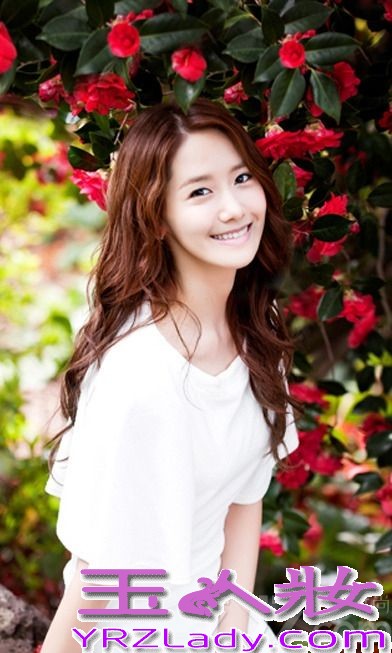 少女时代云允儿是组合里的老幺，一直以清新可爱的形象出现，这套写真展现出初春少女的魅力，亲近大自然，阳光、花草、美女十分应景。