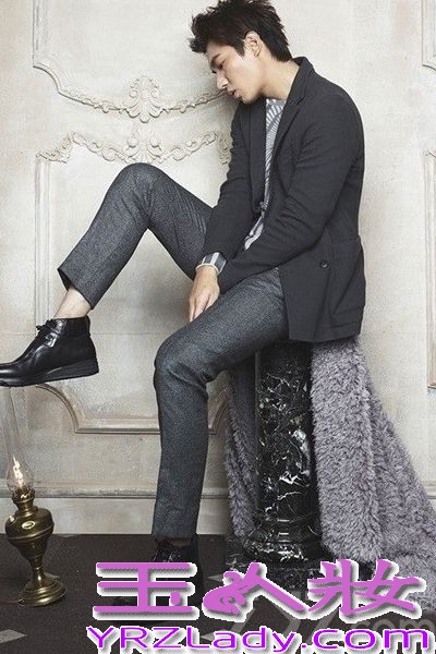 李敏镐因2009年拍摄韩版花样男子而迅速走红，成为红遍亚洲的新男身，随着前不久结束主演剧《继承者们》的拍摄之后，现在正准备韩国知名导演柳河的电影《江南布鲁斯》，这无疑不说明这位长腿男神的人气，今天为大家选出了一些让你看了又看还想看的男神李敏镐的时尚写真，让我们赶紧一睹为快吧！