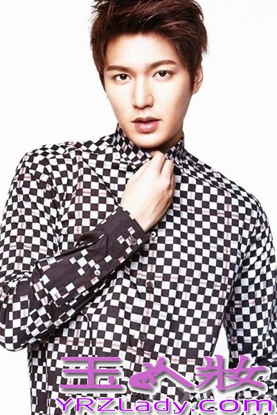 李敏镐因2009年拍摄韩版花样男子而迅速走红，成为红遍亚洲的新男身，随着前不久结束主演剧《继承者们》的拍摄之后，现在正准备韩国知名导演柳河的电影《江南布鲁斯》，这无疑不说明这位长腿男神的人气，今天为大家选出了一些让你看了又看还想看的男神李敏镐的时尚写真，让我们赶紧一睹为快吧！