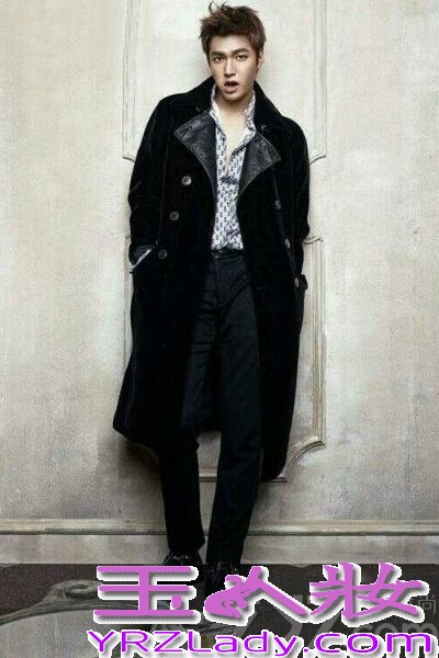 李敏镐因2009年拍摄韩版花样男子而迅速走红，成为红遍亚洲的新男身，随着前不久结束主演剧《继承者们》的拍摄之后，现在正准备韩国知名导演柳河的电影《江南布鲁斯》，这无疑不说明这位长腿男神的人气，今天为大家选出了一些让你看了又看还想看的男神李敏镐的时尚写真，让我们赶紧一睹为快吧！