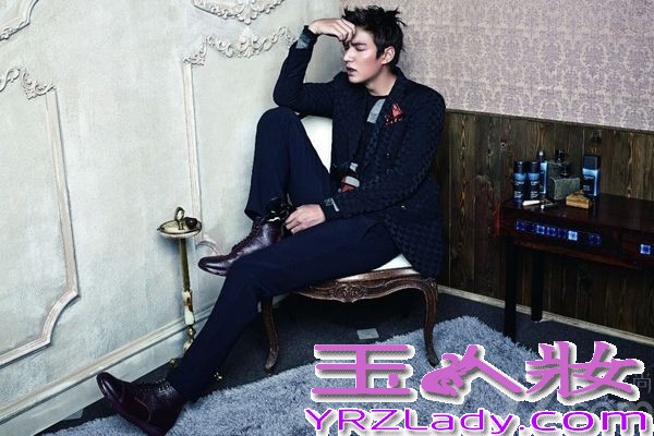 李敏镐因2009年拍摄韩版花样男子而迅速走红，成为红遍亚洲的新男身，随着前不久结束主演剧《继承者们》的拍摄之后，现在正准备韩国知名导演柳河的电影《江南布鲁斯》，这无疑不说明这位长腿男神的人气，今天为大家选出了一些让你看了又看还想看的男神李敏镐的时尚写真，让我们赶紧一睹为快吧！